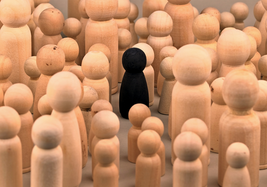 Il Paradosso della Solitudine Sociale: Perché Ti Senti Solə Anche quando Sei Circondatə da Persone?